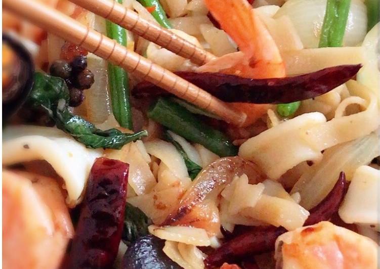 Drunken noodles Stir-Fried Seafood (Pad Kee Mao) #HelpfulCook