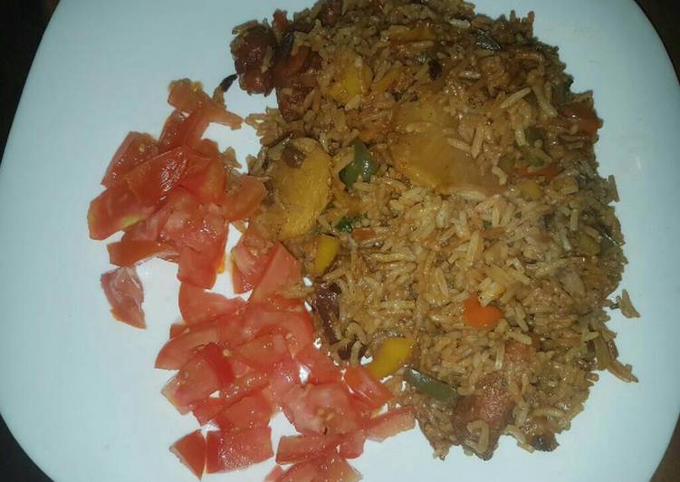 Fried rice garnished with tomatoes