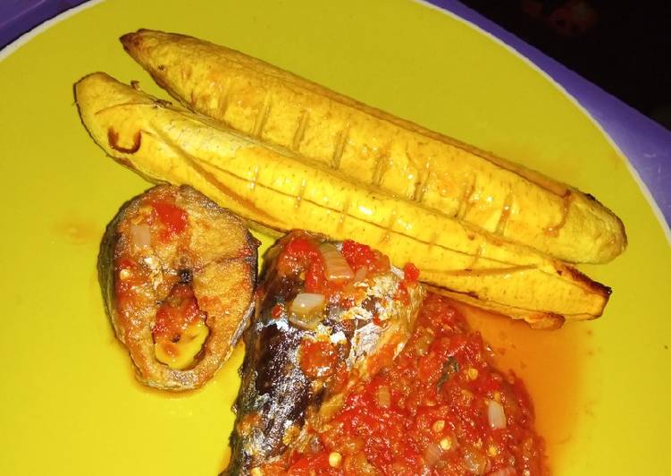 Oven grilled Boli, fried fish and pepper stew