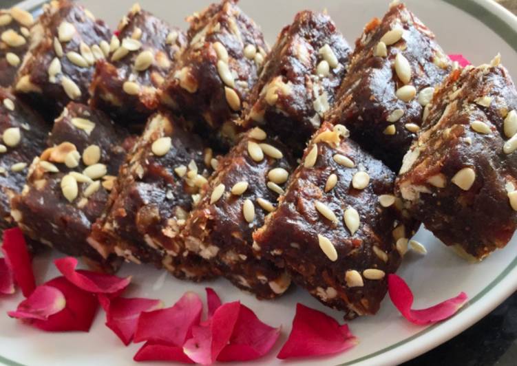 Dates & Nuts Energy Bar :::