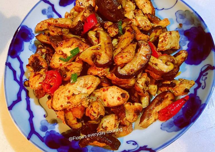 Stir fried chicken breast with Shiitake mushrooms 香菇炒鸡胸