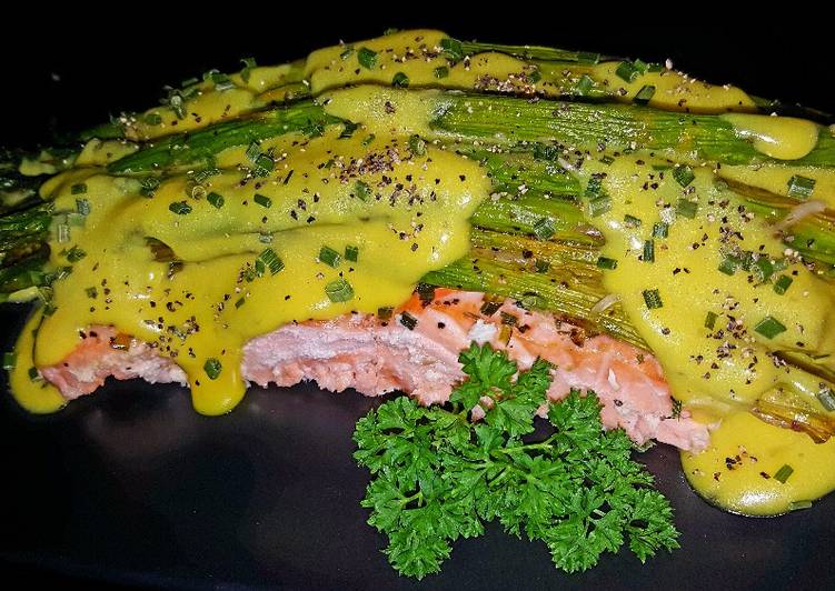 Mike's EZ Roasted Asparagus And Hollandaise Over Salmon Filets