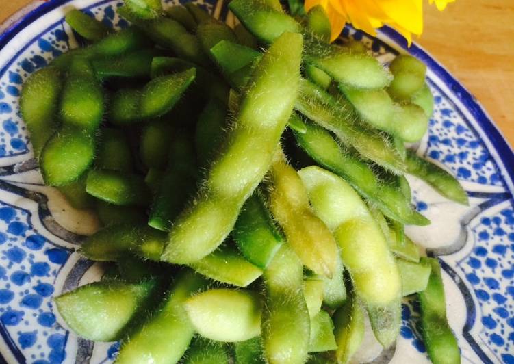 Boiled green soybeans (edamame)