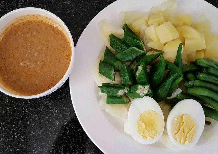 Gado Gado / Indonesian style salad with peanut sauce