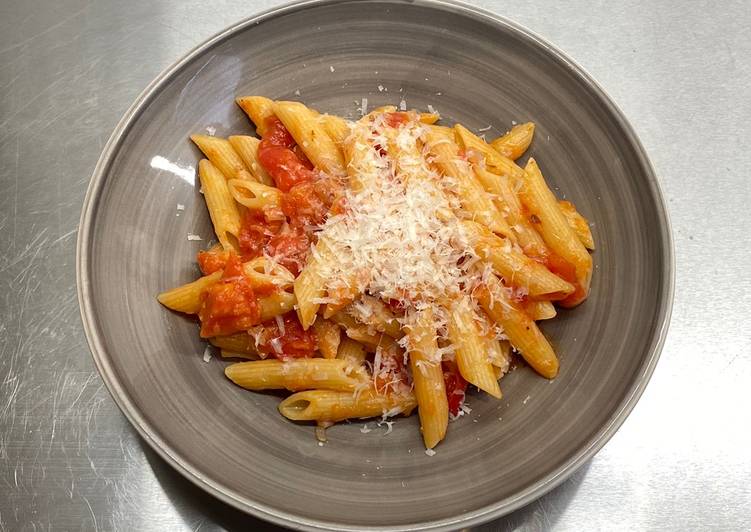 Penne al'arrabiata (pasta with a spicy tomato sauce)