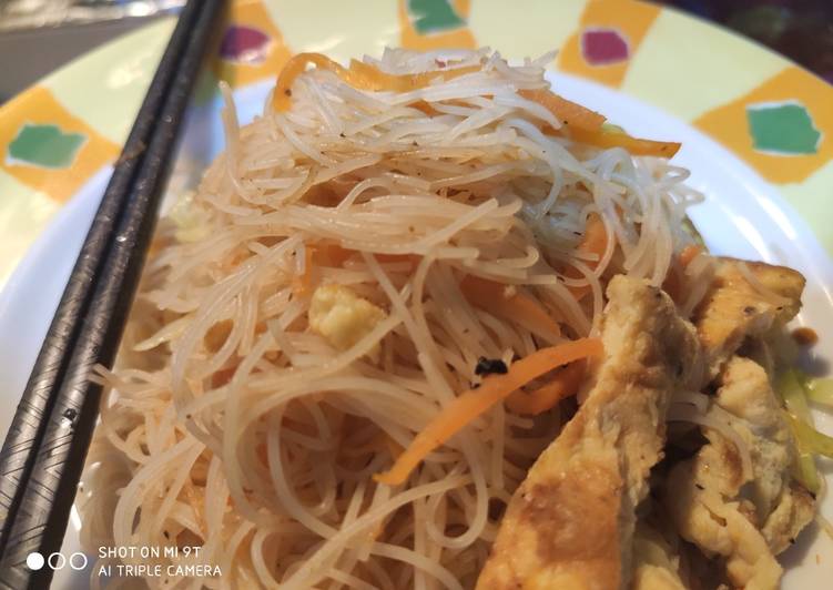 Fried tom yam rice noodle (bee hoon)