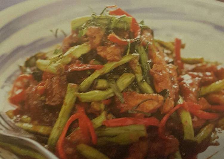 Stir-Fried pork and long beans with red curry paste