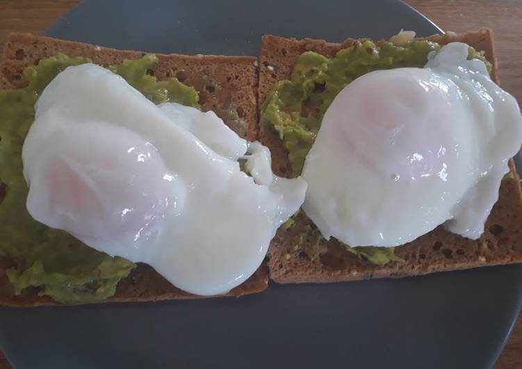 Smashed avocado and poached egg on toast