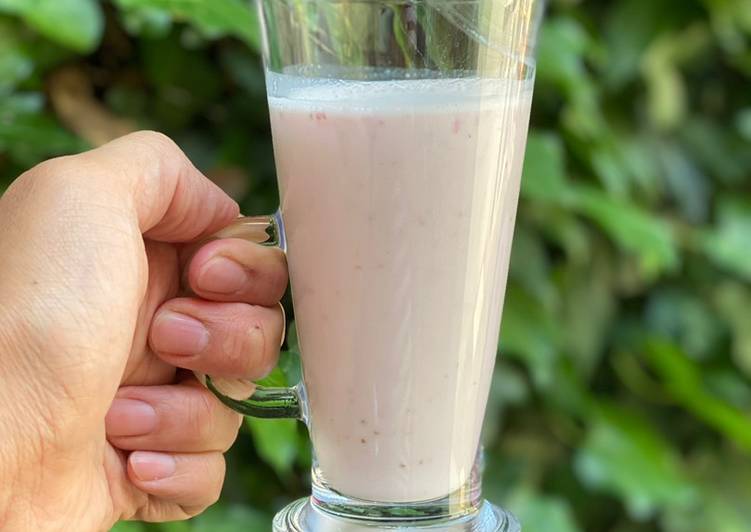 Strawberry banana smoothie with a hand blender