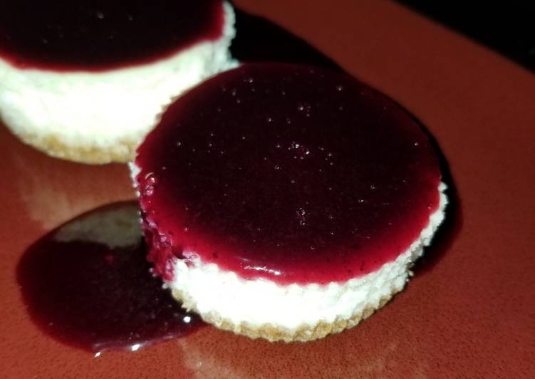 Mini Cheesecake with Blueberry Sauce