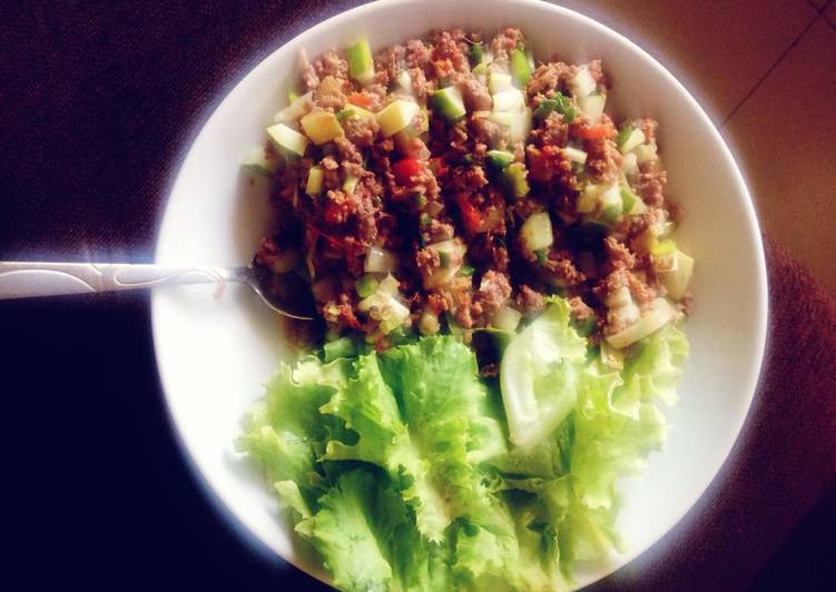 Lettuce wrap,scrambled eggs with minced meat