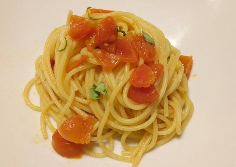 Spaghetti with fresh cherry tomatoes, garlic and chilli