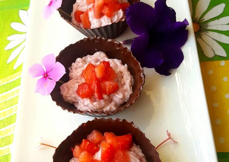 Strawberry cream in chocolate cups