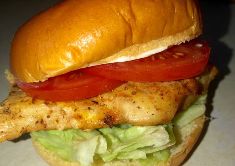 Grilled Cajun chicken sandwich 🌶