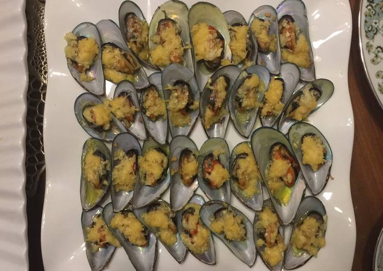 Easy and Simple: Baked Mussels (Tahong) with Garlic and Cheese