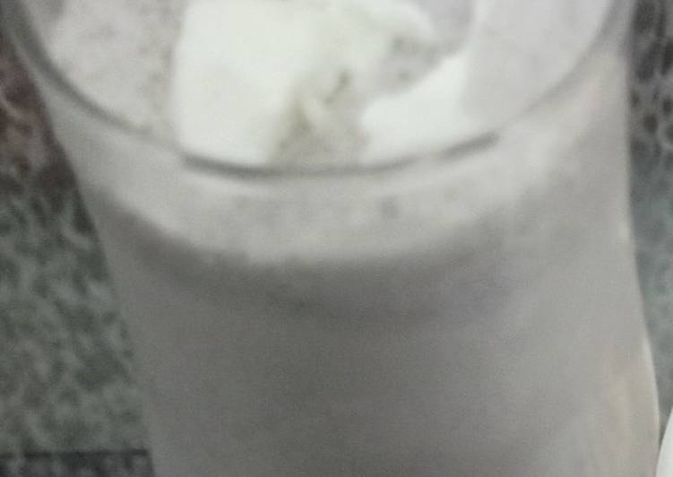 Vanilla oreo milkshake